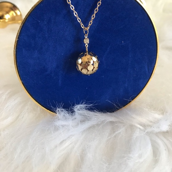 Gold ball shape dangly pendant with chain - Picture 2 of 4